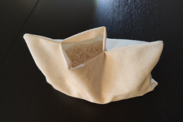 Remplir la bouillotte sèche de riz